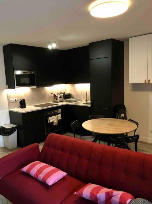 Flat In Le Roy, 6 Min From Paris